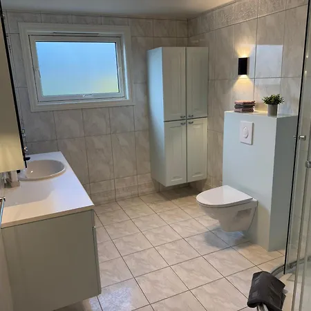Hébergement de vacances Renovated Family With Jacuzzi *